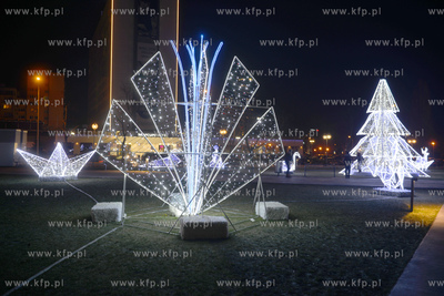 Gdynia. Swiateczne iluminacje przed Gdynskim Centrum...