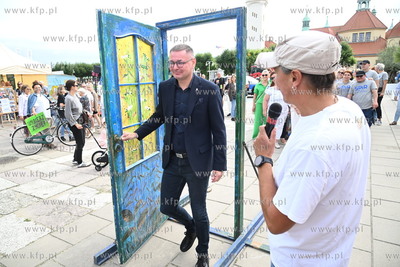 Symboliczne przejście przez Drzwi do Tolerancji. Marsz...