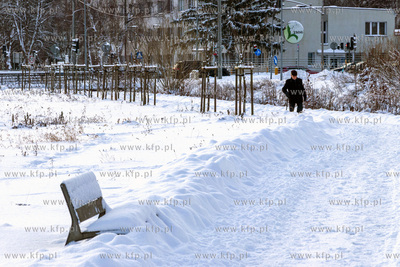 Zaśnieżona droga techniczna wzdłuż kanału Raduni...