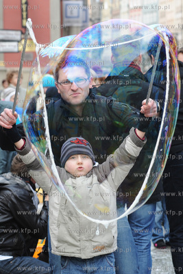 Festiwal baniek mydlanych w Gdansku na Dlugim Targu....