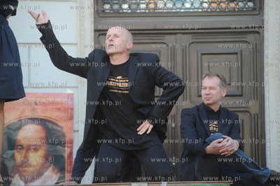 Happening pt "Aktorzy Przyjechali" z okazji wmurowania...