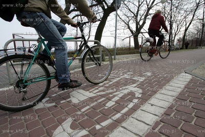 Sciezka rowerowa wzdluz plazy, ciagnaca sie od gdanskiego...