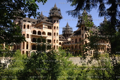 Zamek w Lapalicach, polozony jest miedzy Chmielnem...