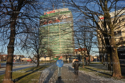 Wiezowiec zieleniak w Gdansku z siatka reklamowa Canalu...