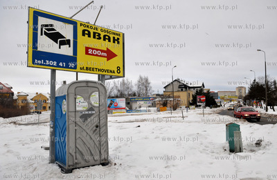 Przenosna toaleta firmy WC Serwis i reklama pensjonatu...