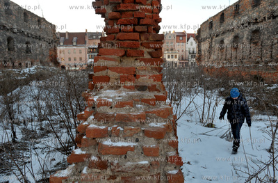 Konrad specerujacy po Wyspie Spichrzow w Gdansku.
27.01.2011
fot....
