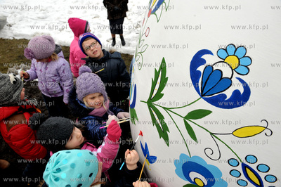 Wielkanocna dwumetrowa pisanka w Zukowie na Kaszubach....