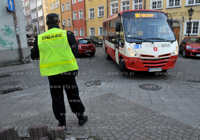 Linia autobusowa 100, ktora mieszkancy i turysci moga...
