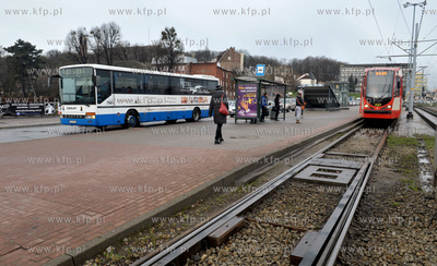 Autobus firmy Gryf i tramwaj ZKM na wezle Okopowa w...
