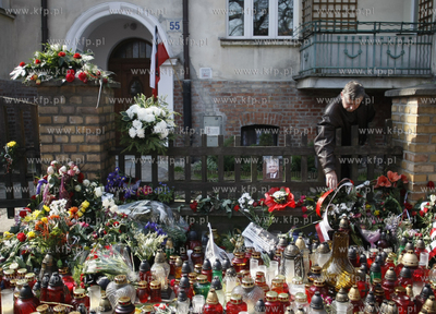 Sopot. Ul.  Armii Krajowej 55. Ludzie skladaja kwiaty...