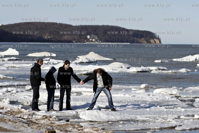 Sopot. Częściowo zamarznięta Zatoka Gdańska.
20.02.2012
fot....