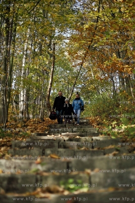 Schody, ktore zostały zbudowane z kamiennych plyt...