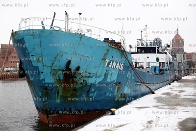 Statek towarowy MV TANAIS cumuje przy nabrzezu Motlawy...