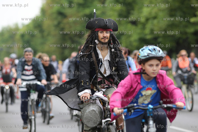 Wielki przejazd rowerowy. Na zdjęciu cykliści na...
