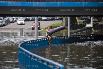 Zalany po obfitych opadach deszczu Węzeł Kliniczna...