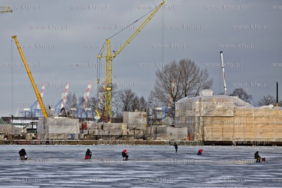 Wędkarze łowią ryby na zamrzniętej Martwej Wiśle...