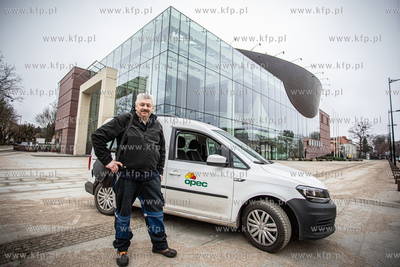 Wejherowo. Pracownik OPEC Janusz Wojewski przed filharmonią.
02.03.2021
fot....