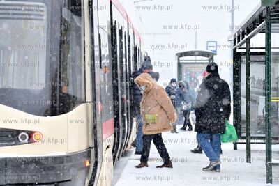 Zima w Gdańsku. Przystanek tramwajoiwy Cieszyńskiego...