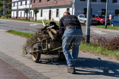 Siedlce. Mężczyzna ciągnie wózek ze złomem. 01.10.2024...