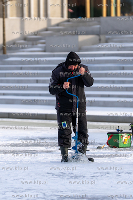 Wędkarstwo podlodowe w Gdańsku na skutej lodem Motławie...