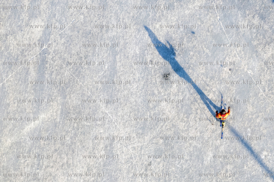 Spacerowicze na skutej lodem Motławie w Gdańsku....