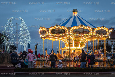 Sopockie Miasteczko Noworoczne. Nz.  Wenecka karuzela....