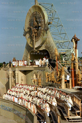 Papiez Jan Pawel II w Trojmiesce, oltarz papieski podczsa...