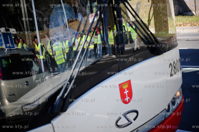 Gdansk. Trakt Sw. Wojciecha. Rybacy blokujac przejscie...