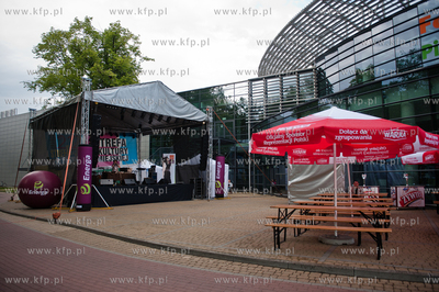 Gdansk. Plac przed Galeria Przymorze. Swiecaca pustkami...