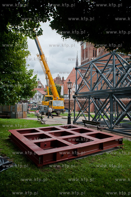Gdansk. Skwer przy Wielkim Mlynie. Montaz instalacji...