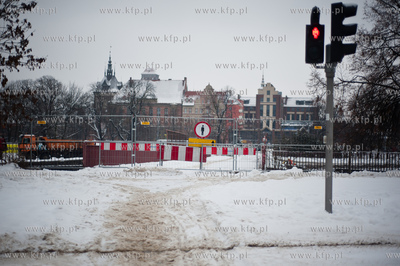 Gdansk. Zamknieta dla ruchu pieszych kladka nad torami...