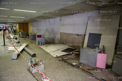 Gdansk. Rozbiorka punktow handlowych znajdujacych sie...