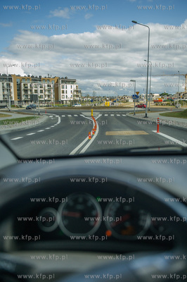 Gdansk. Nowo otwarta droga dojazdowa do przystanku...