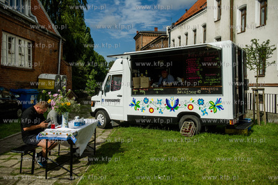 Gdansk. Plac przed siedziba Polskiego Zwiazku Wedkarskiego...