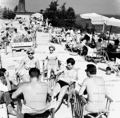 Taras plazowy przy basenie w Gdyni Redlowie. 1961 0004595...
