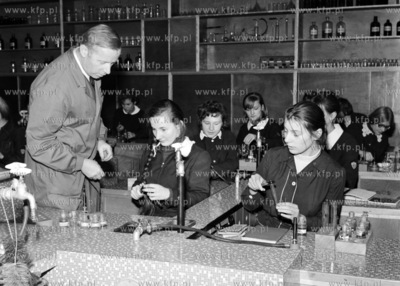 Lekcja chemii w I LO im Mikolaja Kopernika w Gdansku.
11.1970
0002886z_listopad1970
Fot....