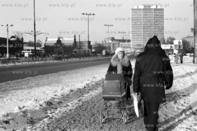 Zimowy spacer Podwalem Grodzkim w Gdansku. Po lewej...