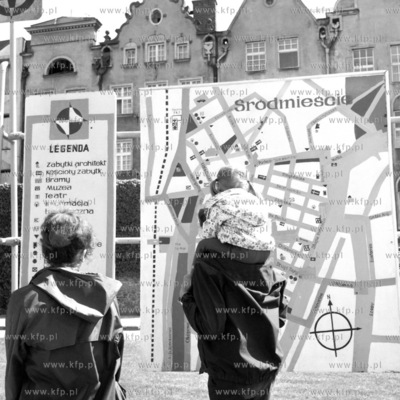 Targ Węglowy w Gdąńsku. Grupa turystów stoi przed...