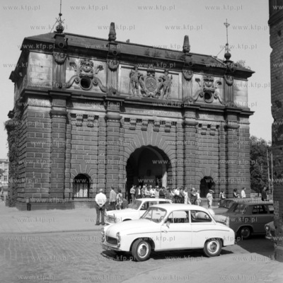 Zaparkowane samochody przy Bramie Wyżynnej wzdłuż...