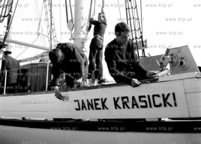 Młodzież przy pracach konserwatorskich na pokładzie...