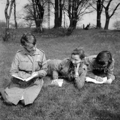 Harcerki odpoczywają po zajęciach obozowych.
1966
0004748z_1966
Fot....