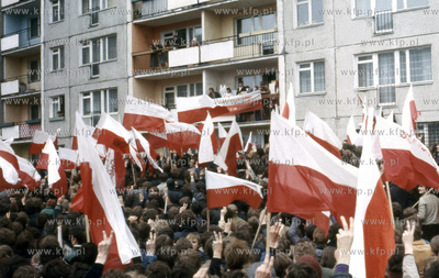 Pochod solidarnosciowy pod domem Lecha Walesy w Gdansku...