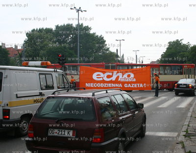 Nz gdanskim Hucisku mozna spotkac mlodych ludzi z transparentem...