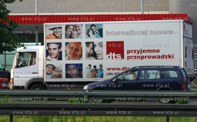 Samochod firmy DTS, swiadczacej uslugi z zakresu transportu...