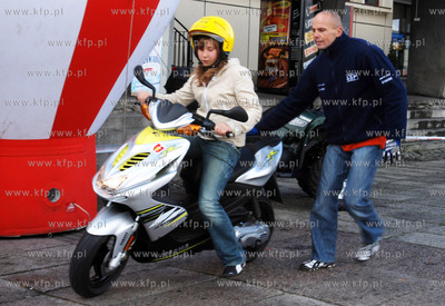 Gimnazjum nauki jazdy na skuterach rozpoczelo zajecia...