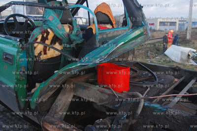 Wypadek na niestrzezonym przejezdzie kolejowym w Gdyni...