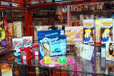 Sex Shop firmy " Pink Shop" przy Garncarskiej w Gdansku.16.03.2007Fot....