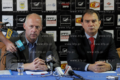 Dariusz Pasieka (na zdjeciu z lewej z dyrektorem sportowym...
