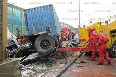 Gdynia. Z niewyjasnionych przyczyn samochod ciezarowy...