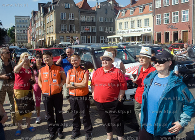 Osiem kobiecych zalog wyruszylo z gdanskiej starowki...